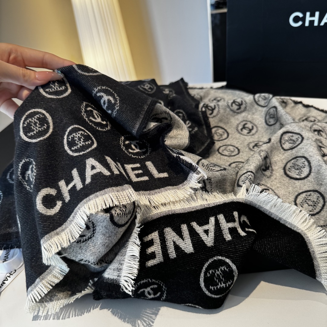 Chanel香家 高级舒适时髦气质，相信我的就收吧！香奈儿这款触动内心的柔美围巾，围巾配有双C光影下非常