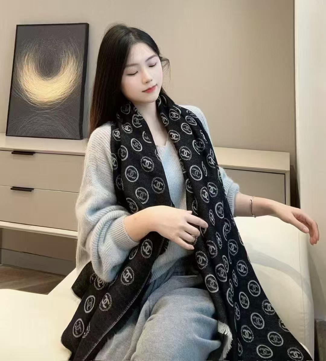 Chanel香家 高级舒适时髦气质，相信我的就收吧！香奈儿这款触动内心的柔美围巾，围巾配有双C光影下非常
