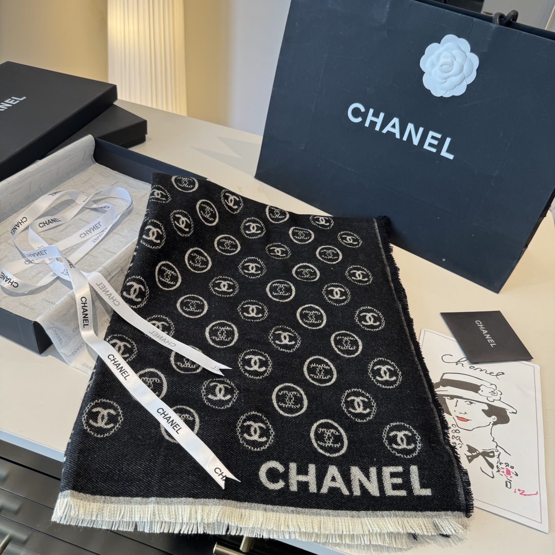 Chanel香家 高级舒适时髦气质，相信我的就收吧！香奈儿这款触动内心的柔美围巾，围巾配有双C光影下非常