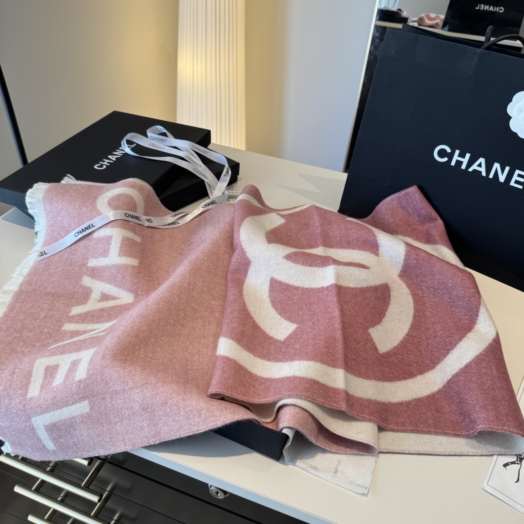 💃🏻💃🏻金丝线美翻了💖💖[流泪]【大双C LOGO披肩】御用殿堂级极品小香‼️新款专柜在售 上身才会知道