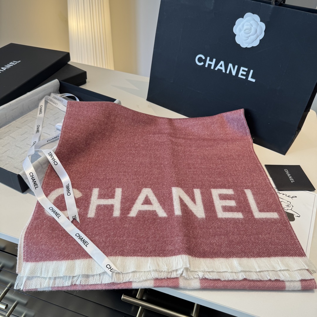 💃🏻💃🏻金丝线美翻了💖💖[流泪]【大双C LOGO披肩】御用殿堂级极品小香‼️新款专柜在售 上身才会知道