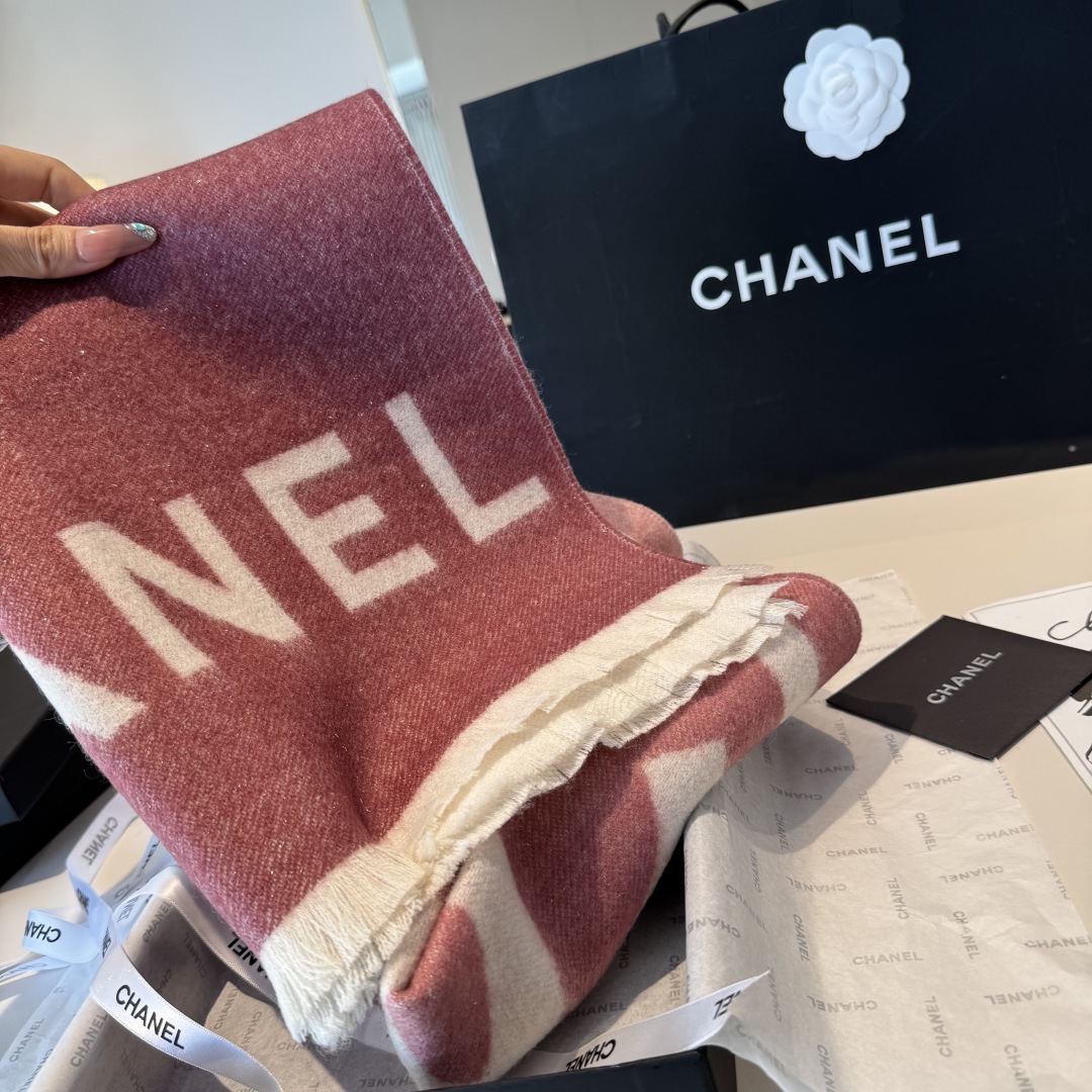 💃🏻💃🏻金丝线美翻了💖💖[流泪]【大双C LOGO披肩】御用殿堂级极品小香‼️新款专柜在售 上身才会知道