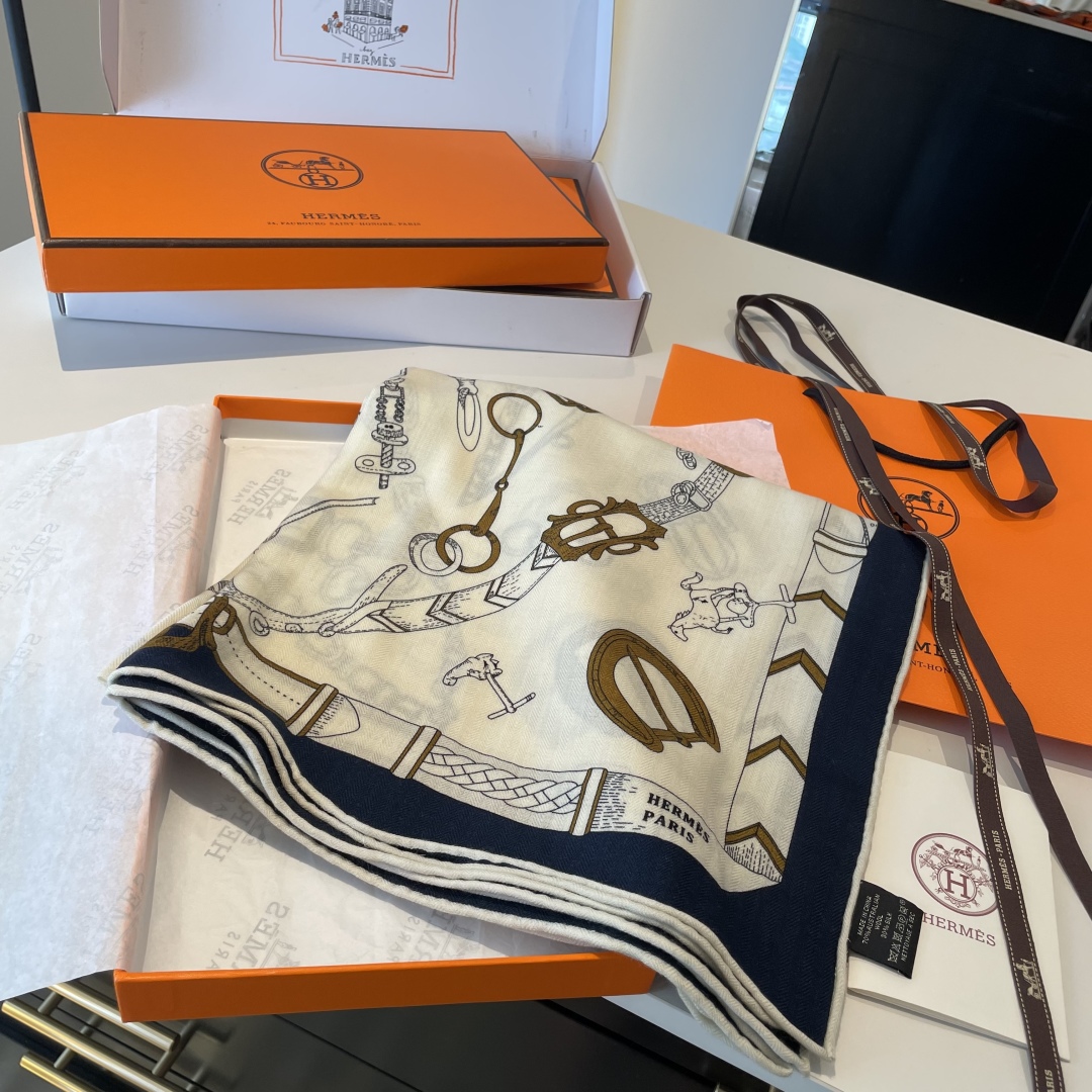 双面同色丝毛披肩~Hermes 手工卷边丝毛方巾(30%桑蚕丝70%羊毛)这款爱马仕的经典单品展现强大而