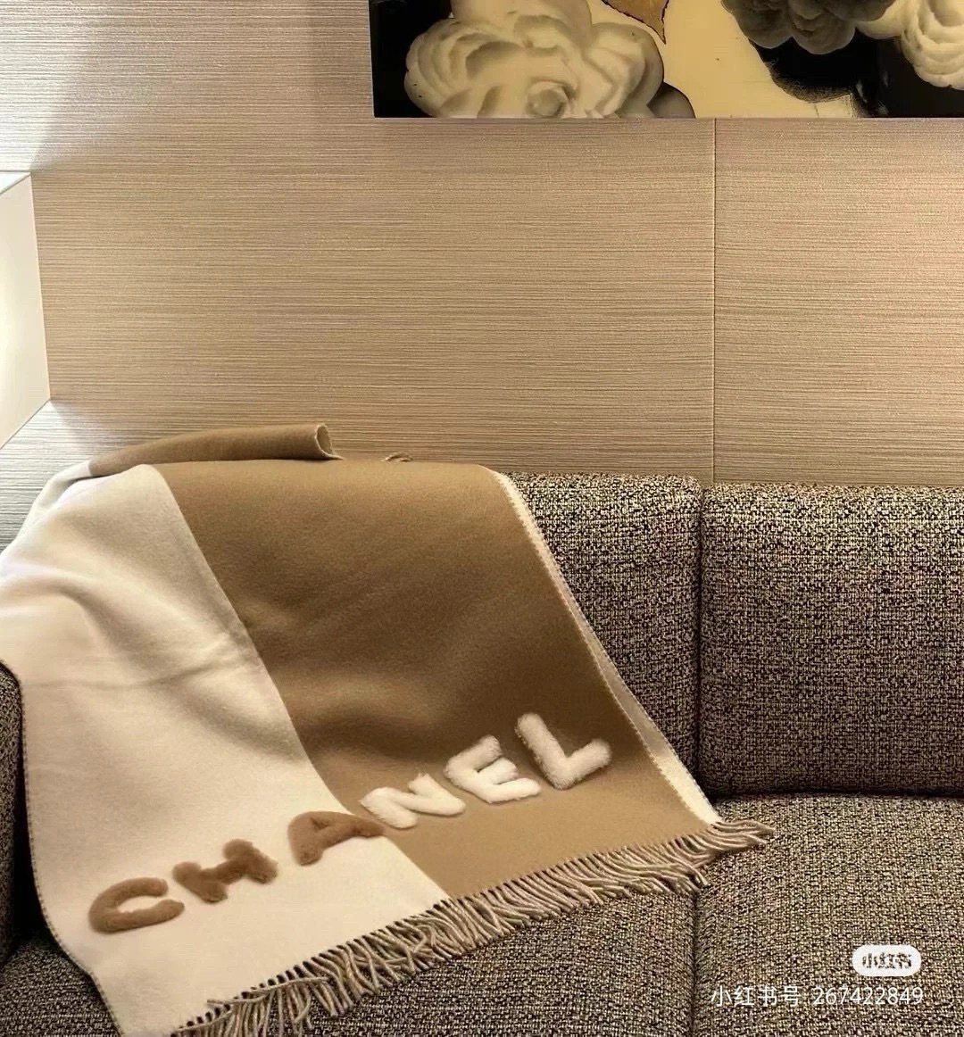 贴标大CC 优雅感爆棚，chanel的一如既往的优雅气质风，拼色+毛茸茸大字母，点睛精致，融入日常的单品