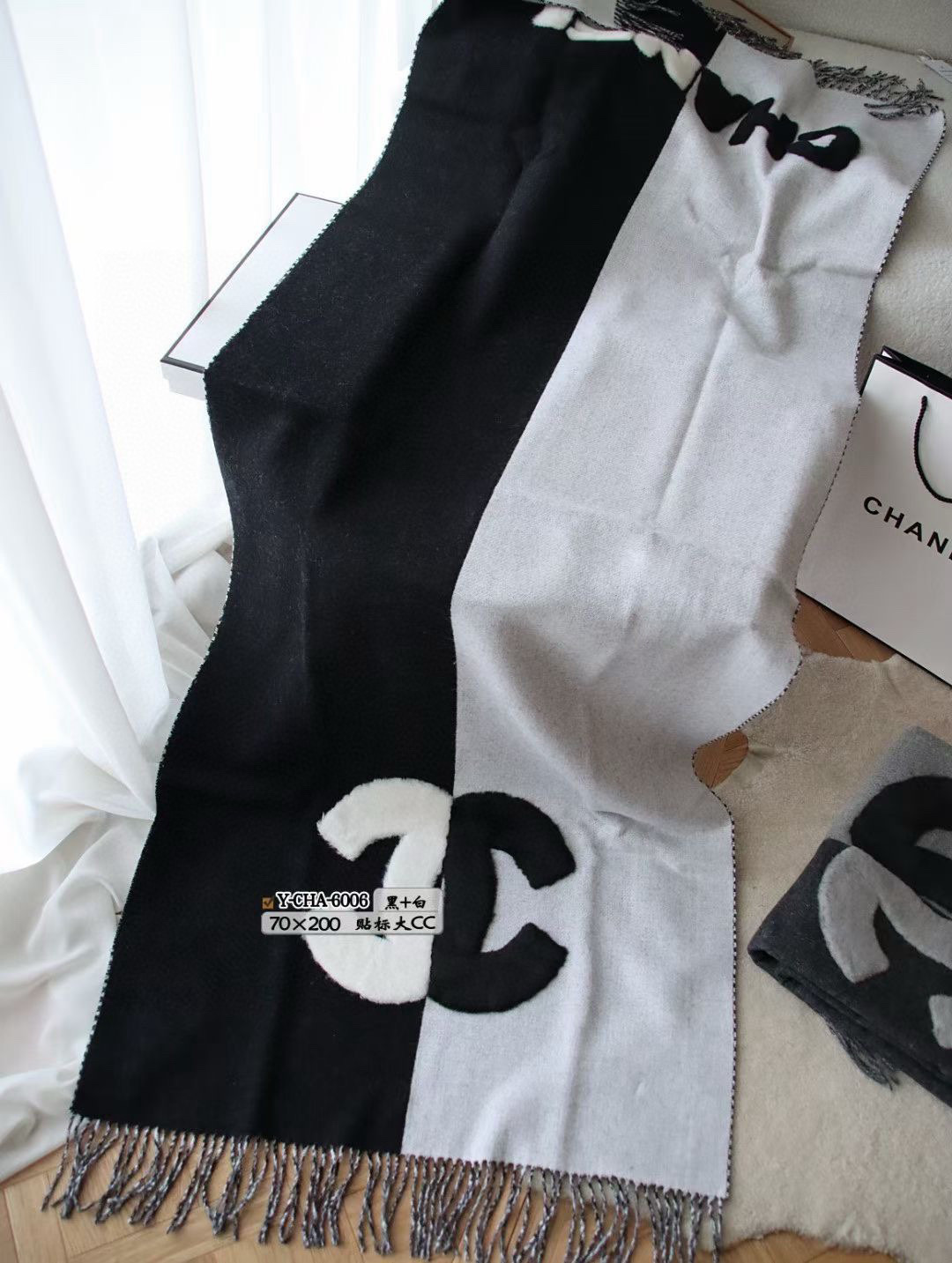 贴标大CC 优雅感爆棚，chanel的一如既往的优雅气质风，拼色+毛茸茸大字母，点睛精致，融入日常的单品