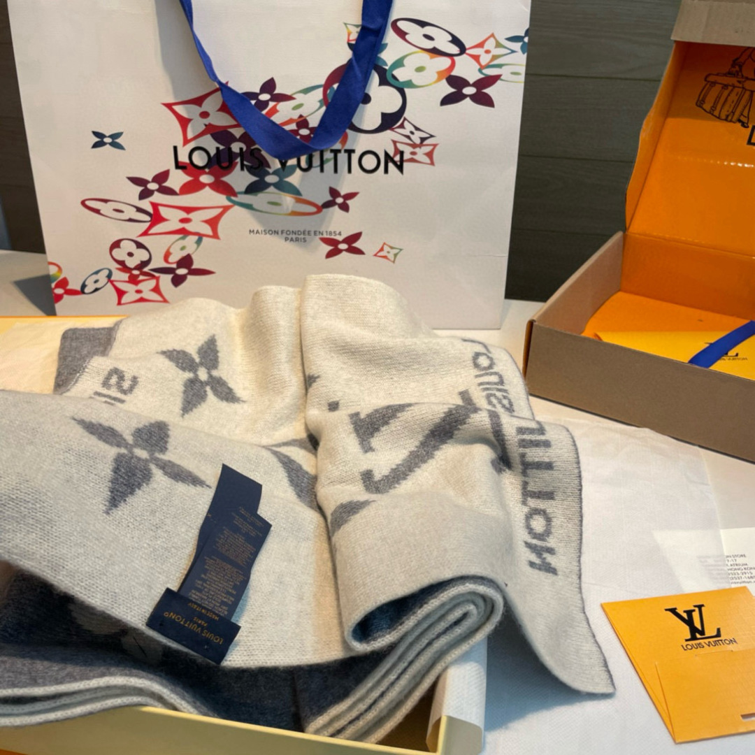 爆款上新 情侣款👍👍LV 独家牛货🐂 奢华尽在尺寸之间，高端品质‼️具有超高羊绒品质才会被此品牌青睐‼️
