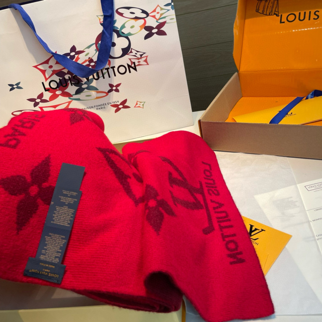 爆款上新 情侣款👍👍LV 独家牛货🐂 奢华尽在尺寸之间，高端品质‼️具有超高羊绒品质才会被此品牌青睐‼️