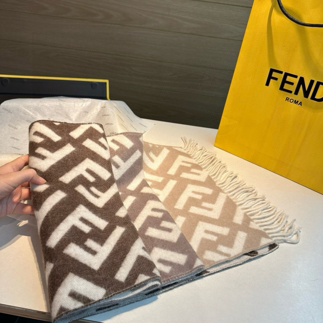 Fendi老花渐变双面羊绒围巾，柔软细腻的双面风格，FF经典提花渐变；柔软的羊毛和羊绒材质。来自Stef