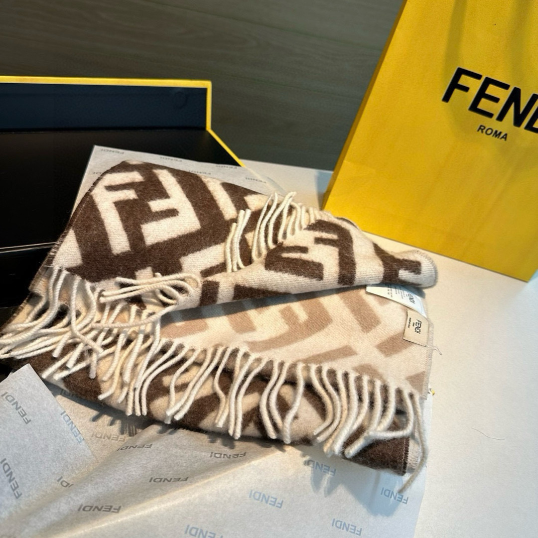 Fendi老花渐变双面羊绒围巾，柔软细腻的双面风格，FF经典提花渐变；柔软的羊毛和羊绒材质。来自Stef