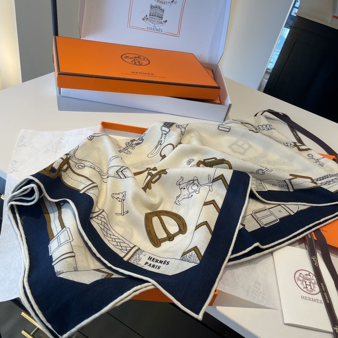 双面同色丝毛披肩~Hermes 手工卷边丝毛方巾(30%桑蚕丝70%羊毛)这款爱马仕的经典单品展现强大而
