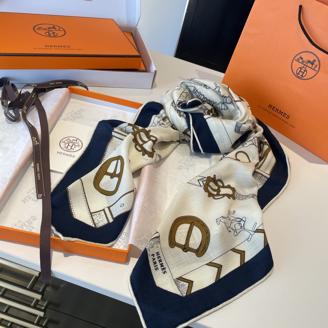 双面同色丝毛披肩~Hermes 手工卷边丝毛方巾(30%桑蚕丝70%羊毛)这款爱马仕的经典单品展现强大而