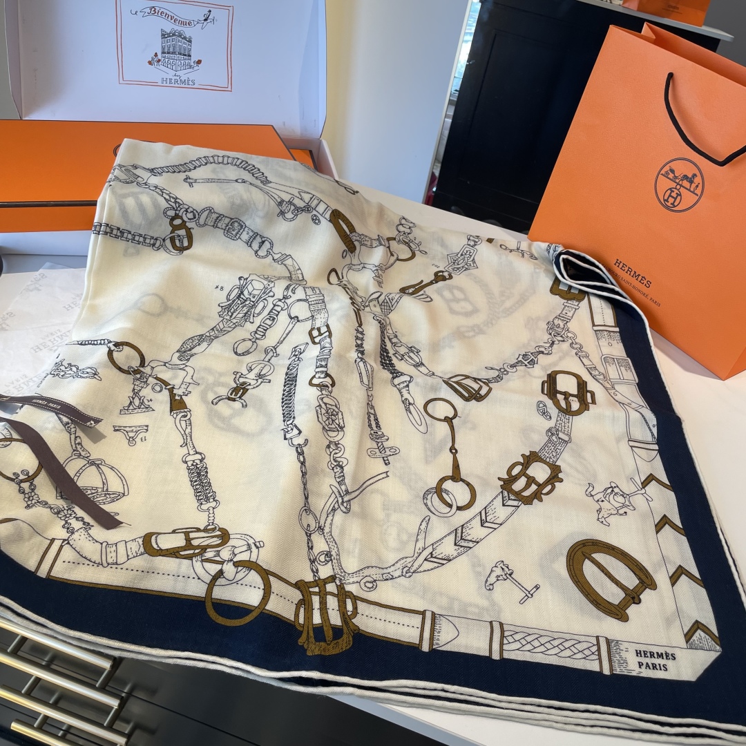 双面同色丝毛披肩~Hermes 手工卷边丝毛方巾(30%桑蚕丝70%羊毛)这款爱马仕的经典单品展现强大而