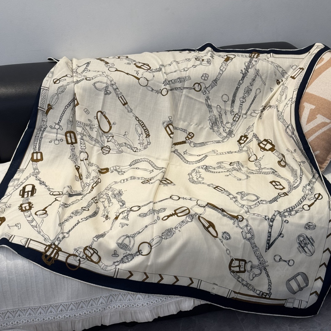 双面同色丝毛披肩~Hermes 手工卷边丝毛方巾(30%桑蚕丝70%羊毛)这款爱马仕的经典单品展现强大而