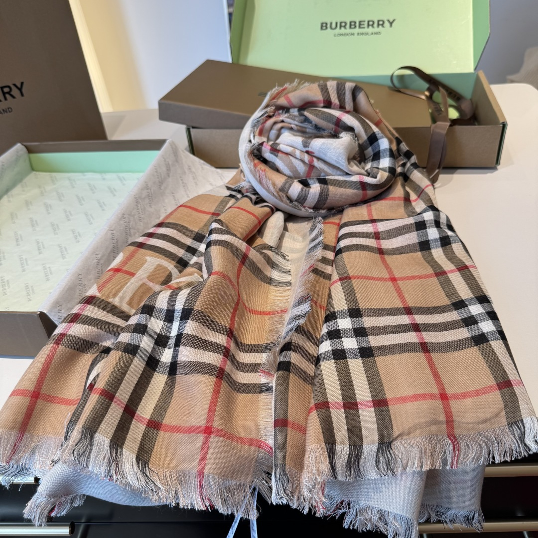 BBR最值得入手的薄款空调披肩金穗战马 .每个颜色一百多条 .佩戴感觉真的很好，扎实的双面提花织造工艺高