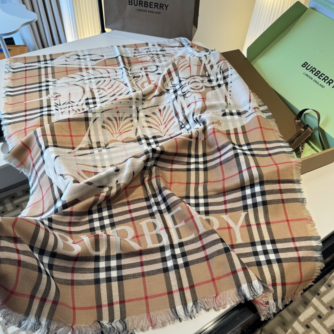 BBR最值得入手的薄款空调披肩金穗战马 .每个颜色一百多条 .佩戴感觉真的很好，扎实的双面提花织造工艺高