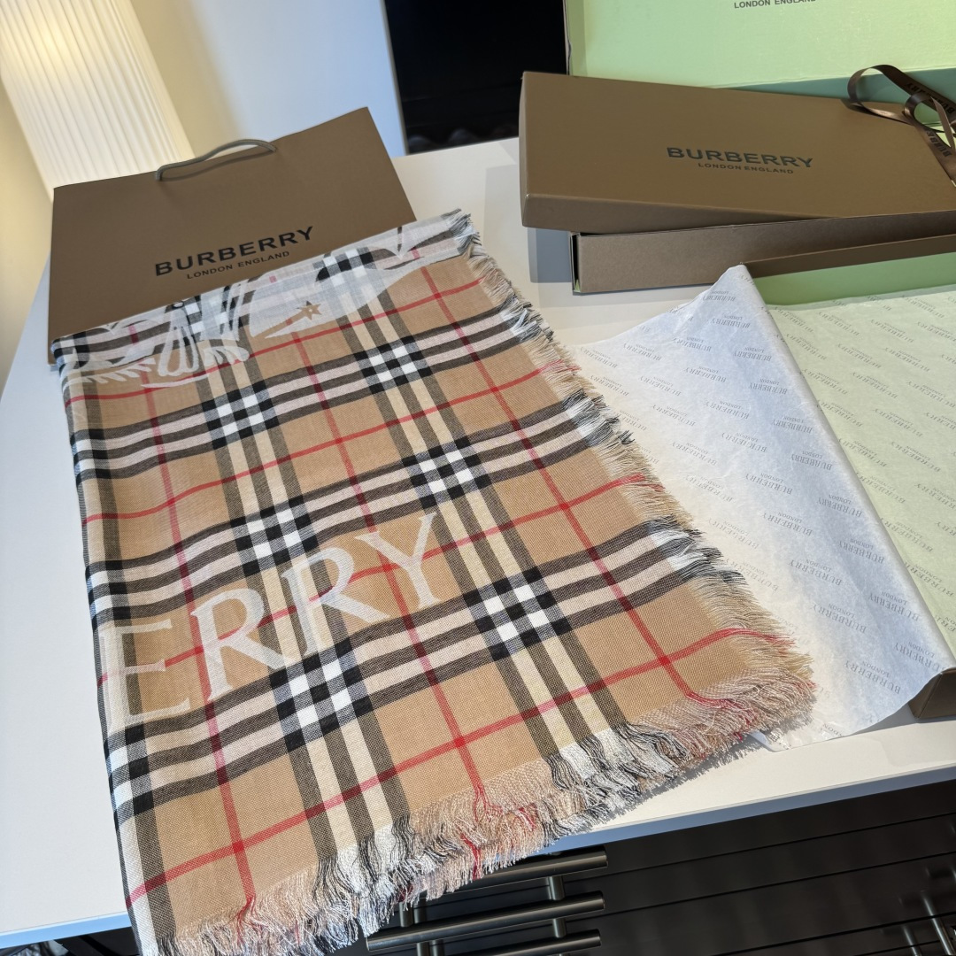 BBR最值得入手的薄款空调披肩金穗战马 .每个颜色一百多条 .佩戴感觉真的很好，扎实的双面提花织造工艺高