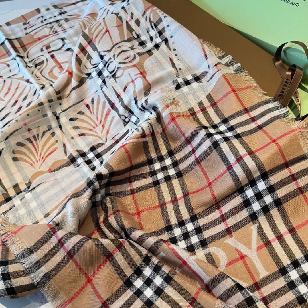 BBR最值得入手的薄款空调披肩金穗战马 .每个颜色一百多条 .佩戴感觉真的很好，扎实的双面提花织造工艺高