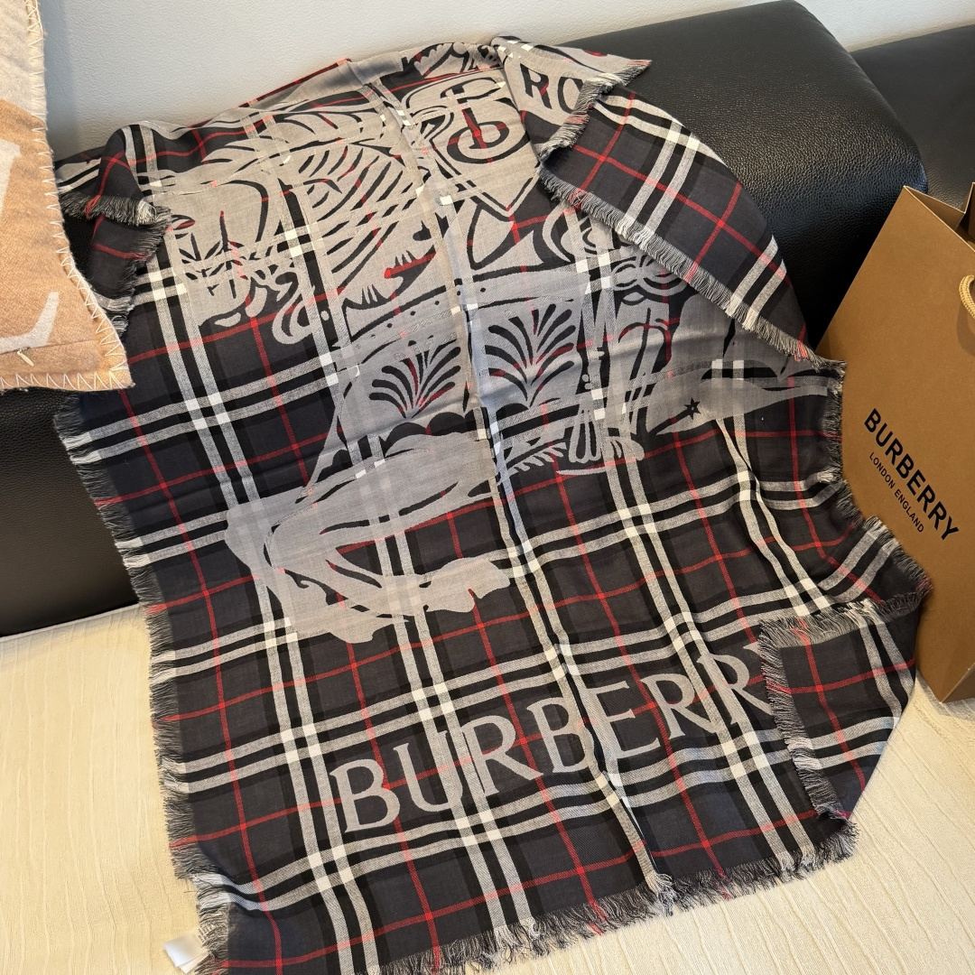 BBR最值得入手的薄款空调披肩金穗战马 .每个颜色一百多条 .佩戴感觉真的很好，扎实的双面提花织造工艺高