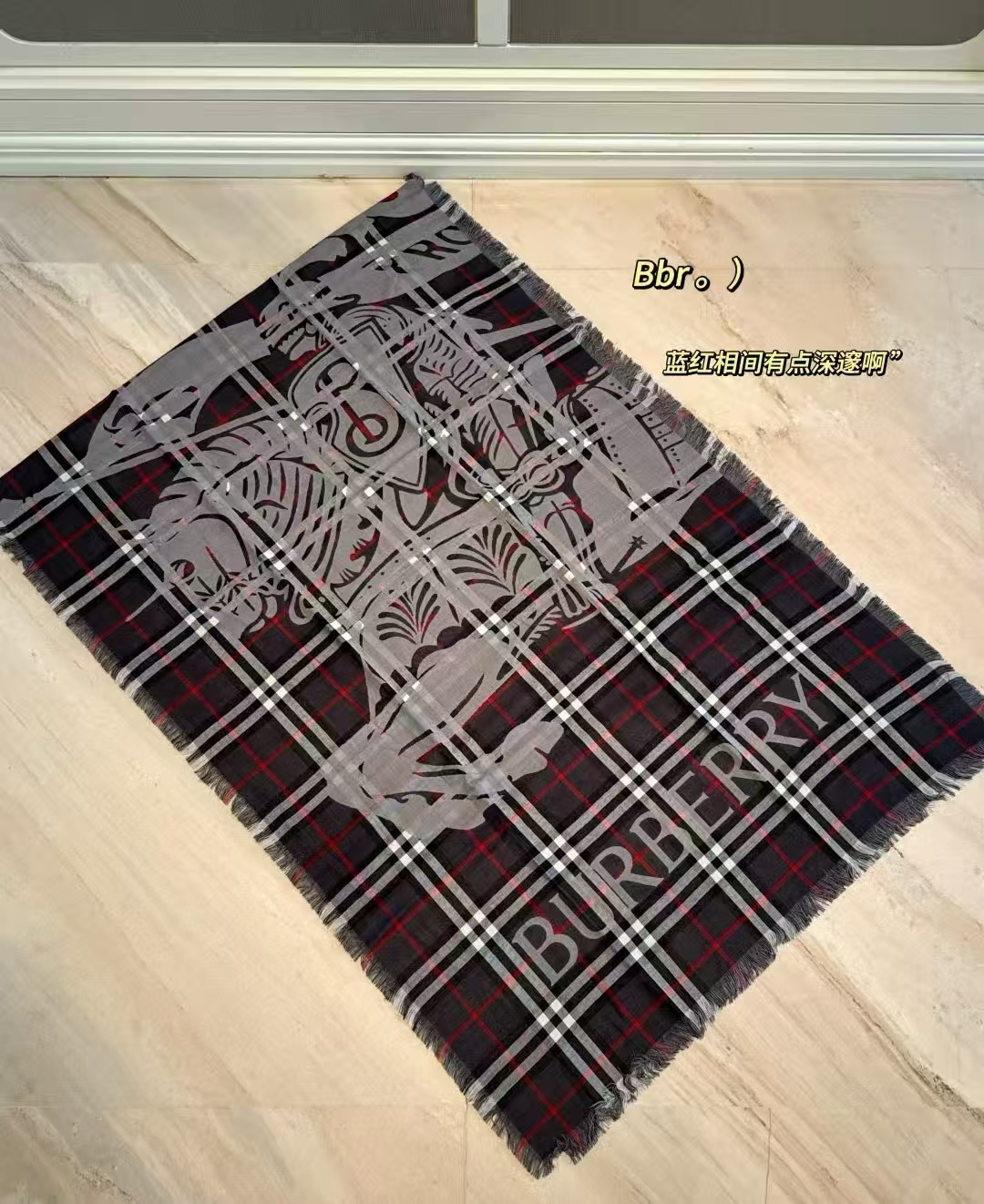 BBR最值得入手的薄款空调披肩金穗战马 .每个颜色一百多条 .佩戴感觉真的很好，扎实的双面提花织造工艺高