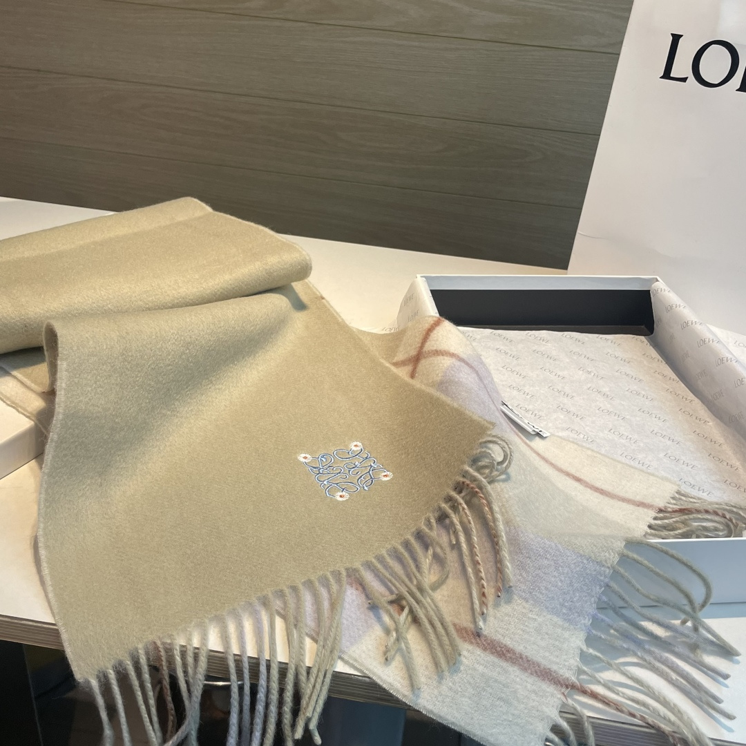 上新！Loewe · 罗意威️难得一见的温柔配色，低调又不失优雅❗️】重点推荐❗️双面配色，一条围巾两种