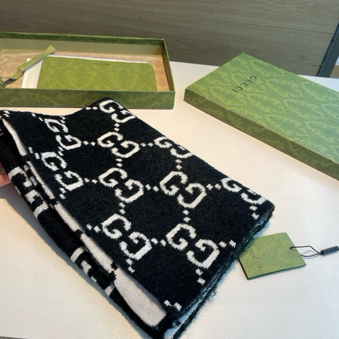 爆款上👍👍 G家独家牛货🐂 高端品质针织拼接围巾‼️这种精品是市场上及其少见的，GG元素针织毛线真是超极
