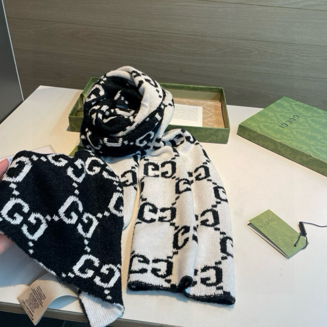 爆款上👍👍 G家独家牛货🐂 高端品质针织拼接围巾‼️这种精品是市场上及其少见的，GG元素针织毛线真是超极