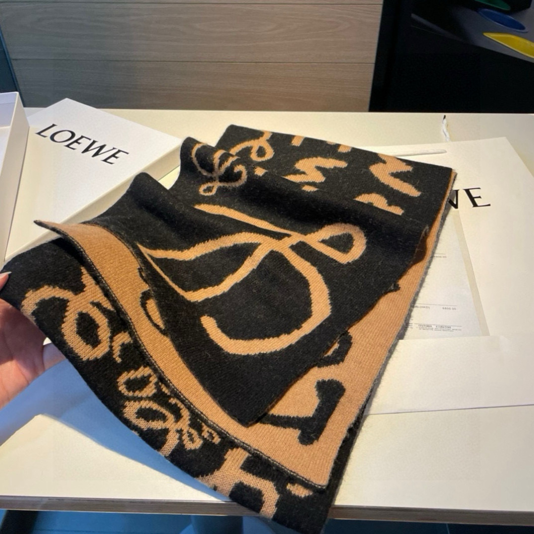 Loewe。原单！重磅推荐！新款针织围巾！低调的奢侈感。极品柔美精英高手级别的时髦感围巾！这款loewe