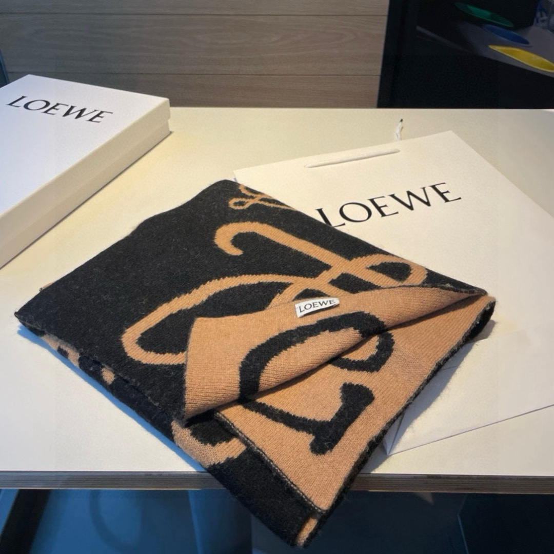 Loewe。原单！重磅推荐！新款针织围巾！低调的奢侈感。极品柔美精英高手级别的时髦感围巾！这款loewe