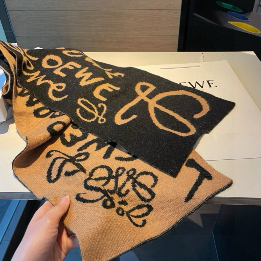 Loewe。原单！重磅推荐！新款针织围巾！低调的奢侈感。极品柔美精英高手级别的时髦感围巾！这款loewe