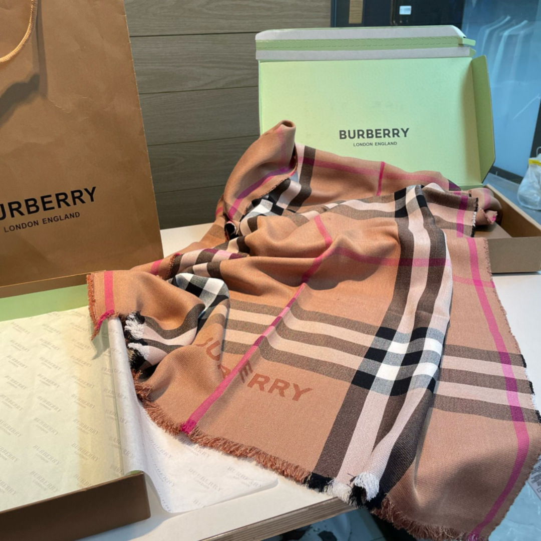 BBR【双面两用格纹丝毛混纺围巾】🆕品哦 丝毛混纺围巾，质地轻盈，于意大利工坊精制而成。采用双面两用设计