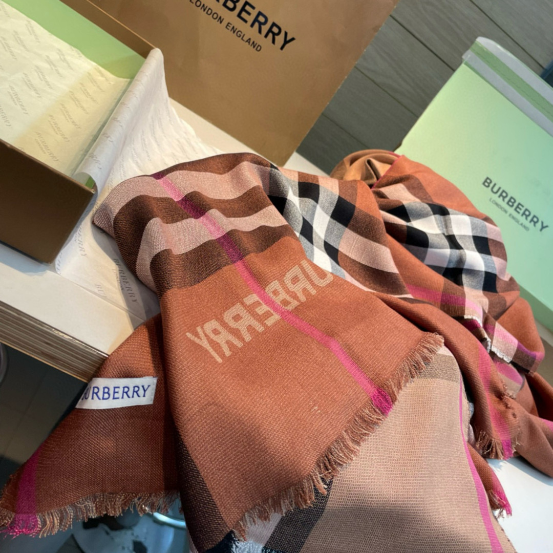 BBR【双面两用格纹丝毛混纺围巾】🆕品哦 丝毛混纺围巾，质地轻盈，于意大利工坊精制而成。采用双面两用设计