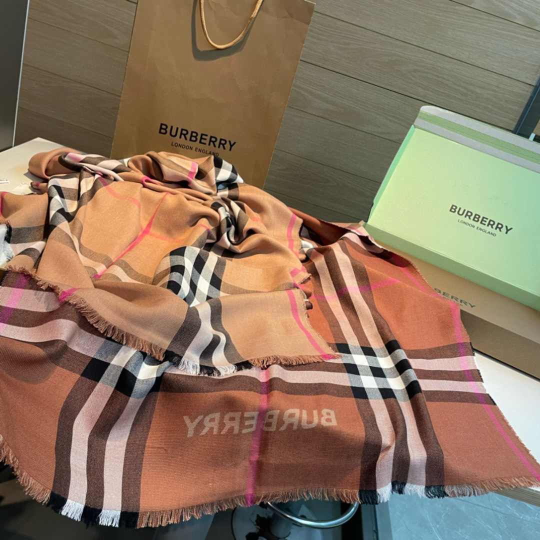 BBR【双面两用格纹丝毛混纺围巾】🆕品哦 丝毛混纺围巾，质地轻盈，于意大利工坊精制而成。采用双面两用设计