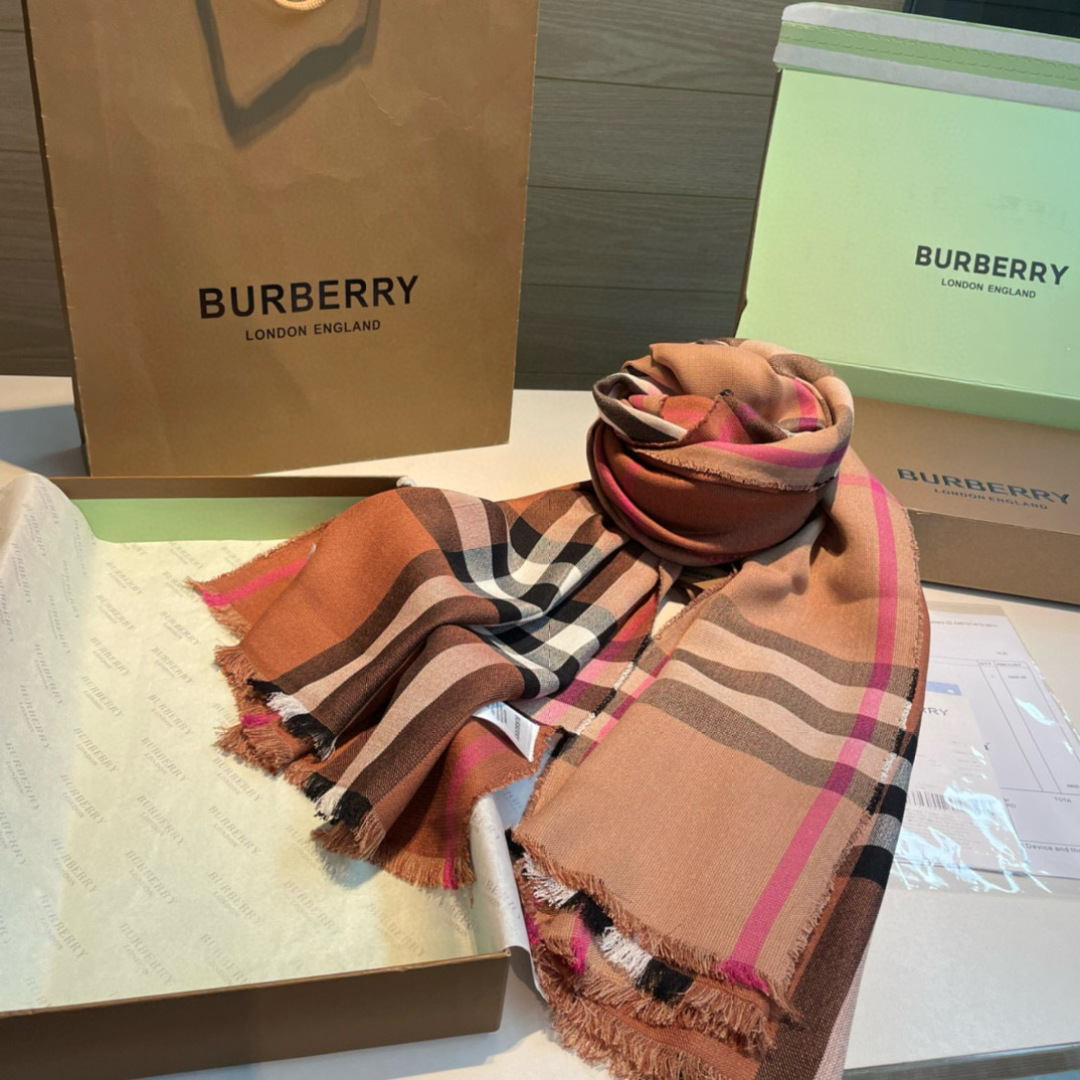 BBR【双面两用格纹丝毛混纺围巾】🆕品哦 丝毛混纺围巾，质地轻盈，于意大利工坊精制而成。采用双面两用设计