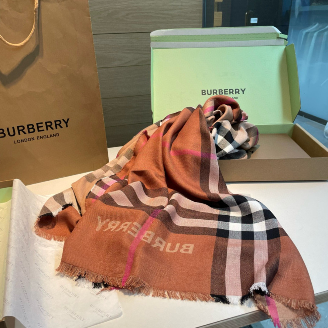 BBR【双面两用格纹丝毛混纺围巾】🆕品哦 丝毛混纺围巾，质地轻盈，于意大利工坊精制而成。采用双面两用设计