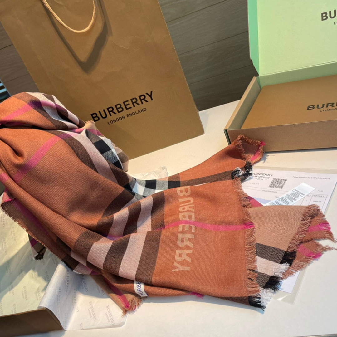 BBR【双面两用格纹丝毛混纺围巾】🆕品哦 丝毛混纺围巾，质地轻盈，于意大利工坊精制而成。采用双面两用设计