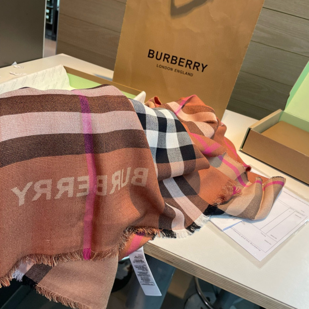 BBR【双面两用格纹丝毛混纺围巾】🆕品哦 丝毛混纺围巾，质地轻盈，于意大利工坊精制而成。采用双面两用设计