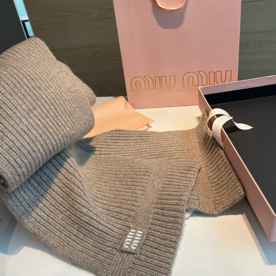 miumiu男女同款 又保暖又有质感的羊绒围巾，温暖一整个冬天，毛茸茸的好温暖，秋冬氛围感拉满，高级又好