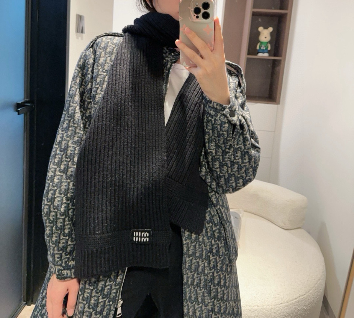 miumiu男女同款 又保暖又有质感的羊绒围巾，温暖一整个冬天，毛茸茸的好温暖，秋冬氛围感拉满，高级又好