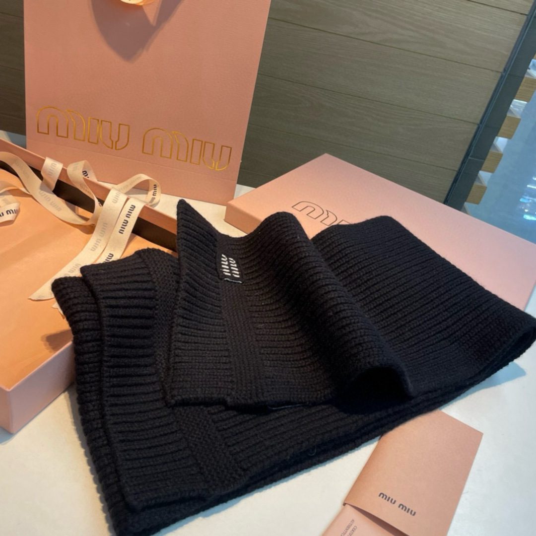 miumiu男女同款 又保暖又有质感的羊绒围巾，温暖一整个冬天，毛茸茸的好温暖，秋冬氛围感拉满，高级又好