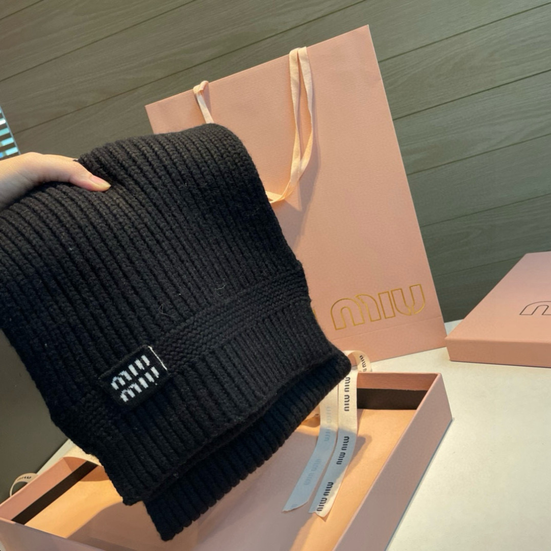 miumiu男女同款 又保暖又有质感的羊绒围巾，温暖一整个冬天，毛茸茸的好温暖，秋冬氛围感拉满，高级又好