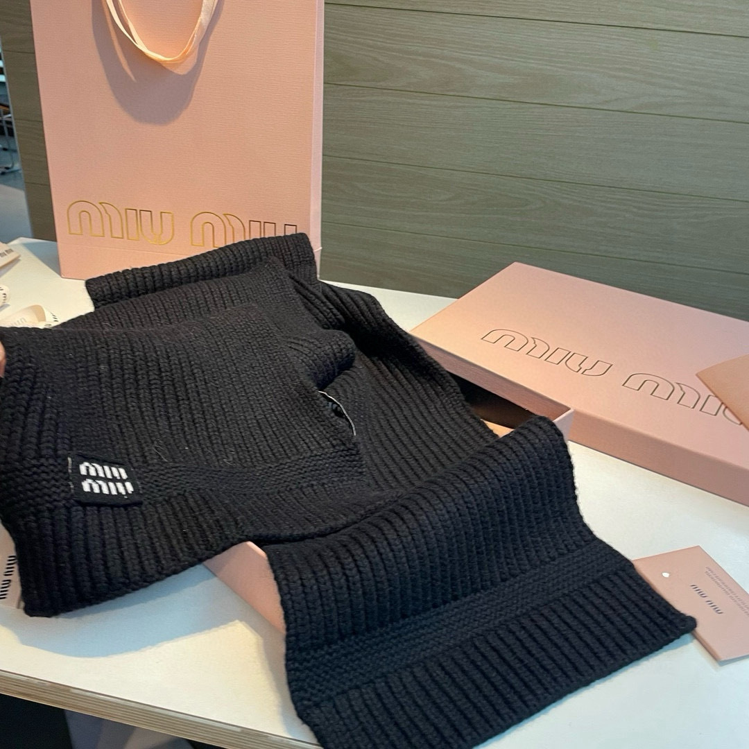 miumiu男女同款 又保暖又有质感的羊绒围巾，温暖一整个冬天，毛茸茸的好温暖，秋冬氛围感拉满，高级又好