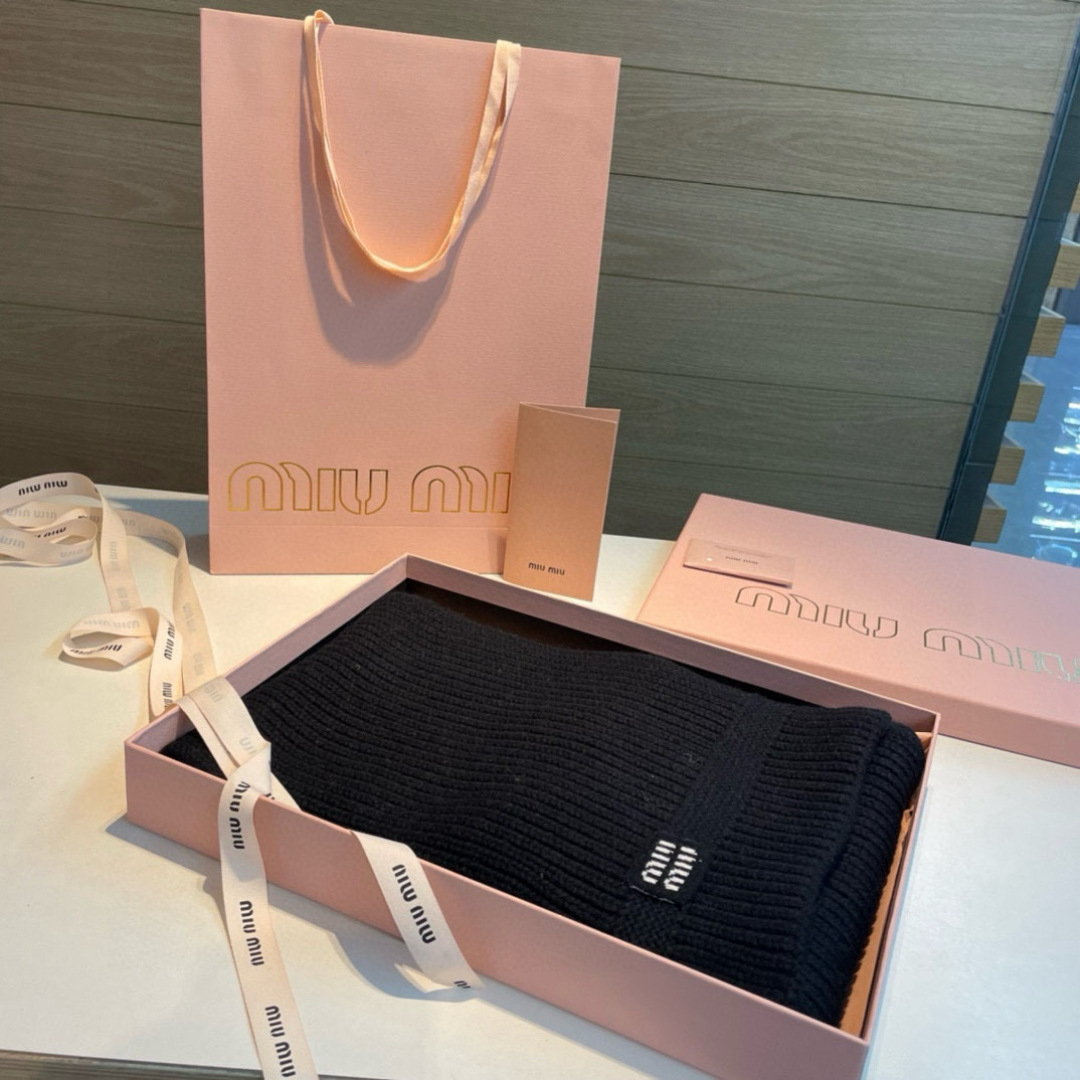 miumiu男女同款 又保暖又有质感的羊绒围巾，温暖一整个冬天，毛茸茸的好温暖，秋冬氛围感拉满，高级又好