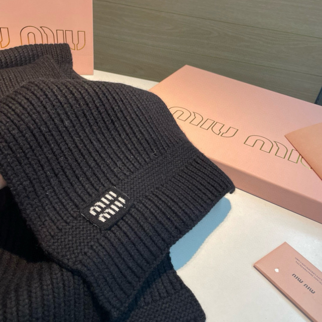 miumiu男女同款 又保暖又有质感的羊绒围巾，温暖一整个冬天，毛茸茸的好温暖，秋冬氛围感拉满，高级又好