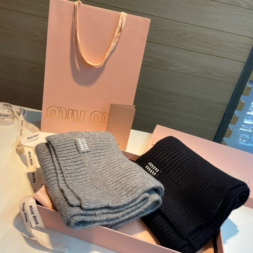 miumiu男女同款 又保暖又有质感的羊绒围巾，温暖一整个冬天，毛茸茸的好温暖，秋冬氛围感拉满，高级又好