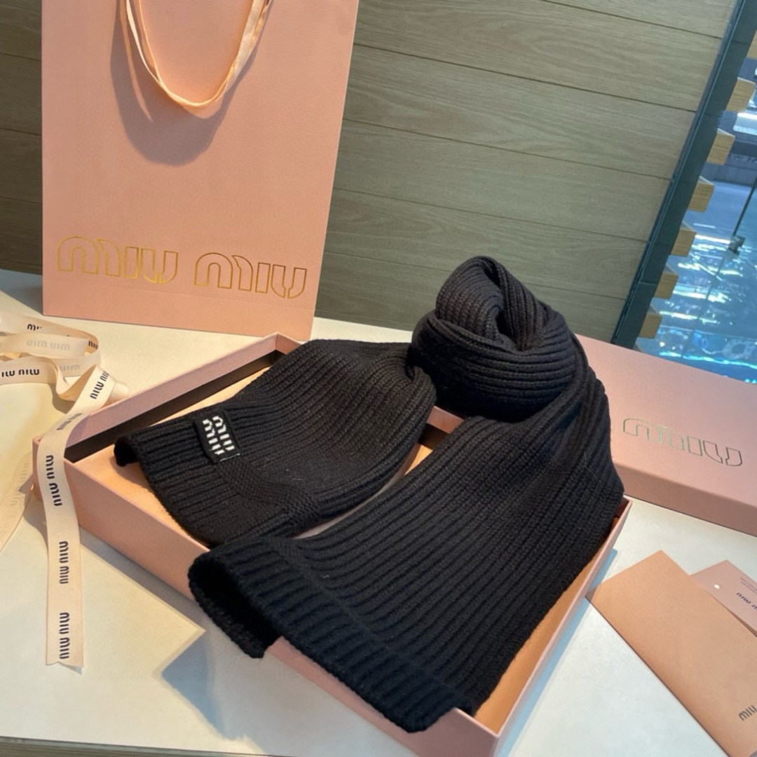 miumiu男女同款 又保暖又有质感的羊绒围巾，温暖一整个冬天，毛茸茸的好温暖，秋冬氛围感拉满，高级又好