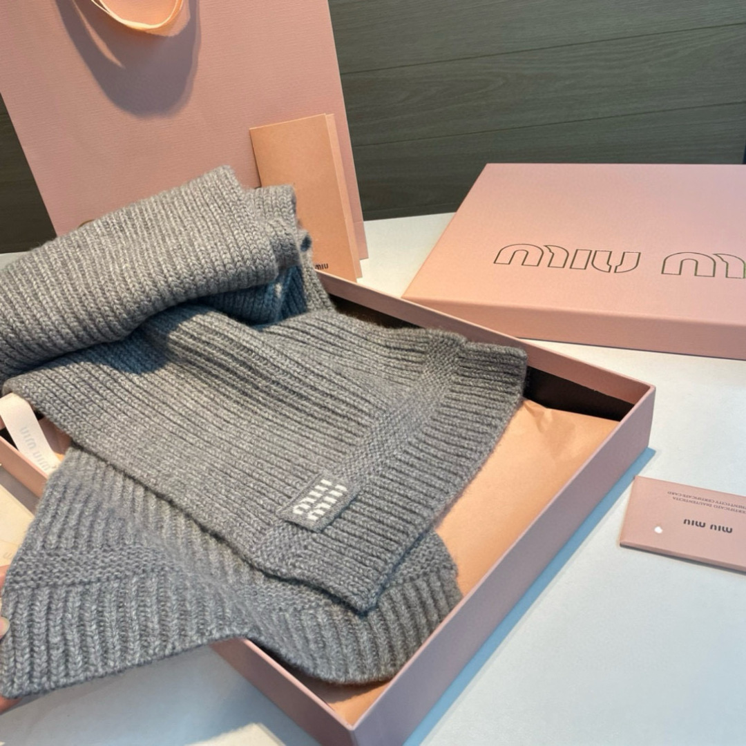 miumiu男女同款 又保暖又有质感的羊绒围巾，温暖一整个冬天，毛茸茸的好温暖，秋冬氛围感拉满，高级又好