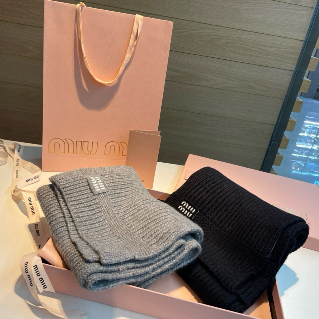 miumiu男女同款 又保暖又有质感的羊绒围巾，温暖一整个冬天，毛茸茸的好温暖，秋冬氛围感拉满，高级又好