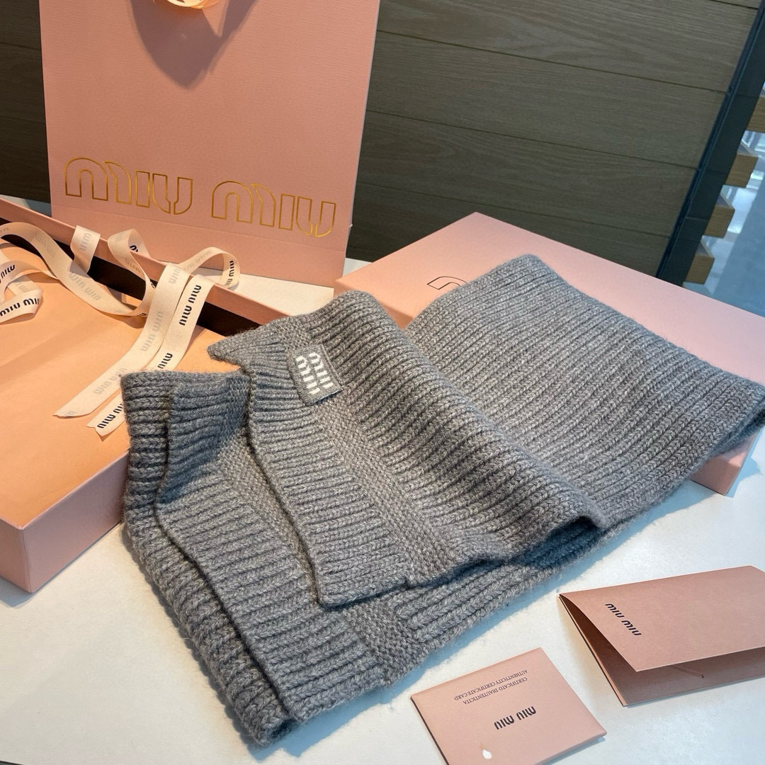 miumiu男女同款 又保暖又有质感的羊绒围巾，温暖一整个冬天，毛茸茸的好温暖，秋冬氛围感拉满，高级又好