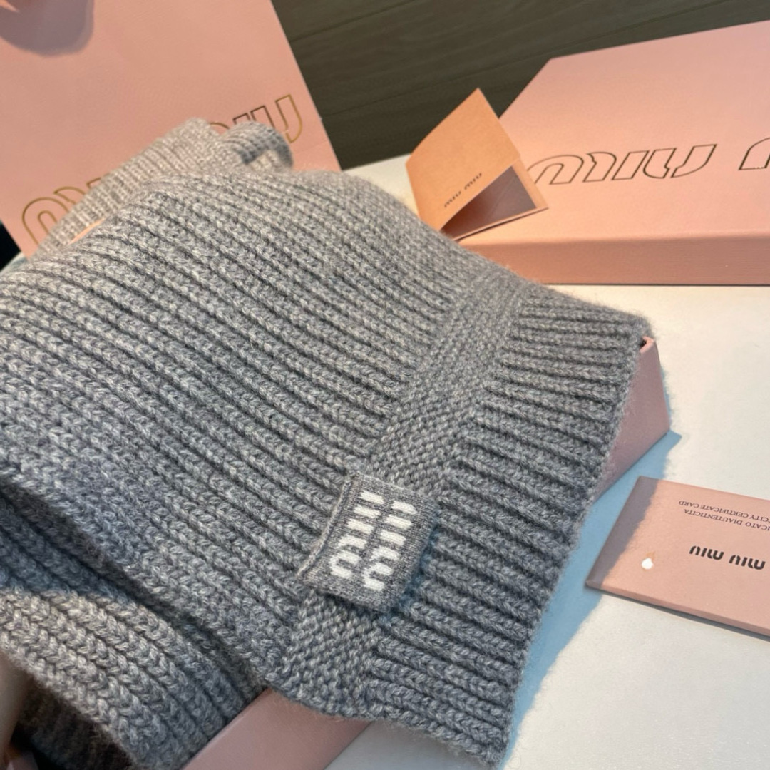 miumiu男女同款 又保暖又有质感的羊绒围巾，温暖一整个冬天，毛茸茸的好温暖，秋冬氛围感拉满，高级又好