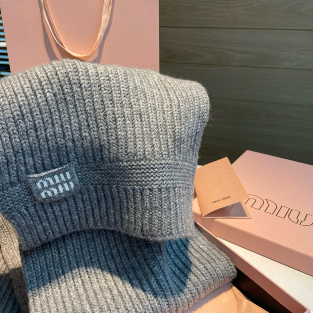 miumiu男女同款 又保暖又有质感的羊绒围巾，温暖一整个冬天，毛茸茸的好温暖，秋冬氛围感拉满，高级又好